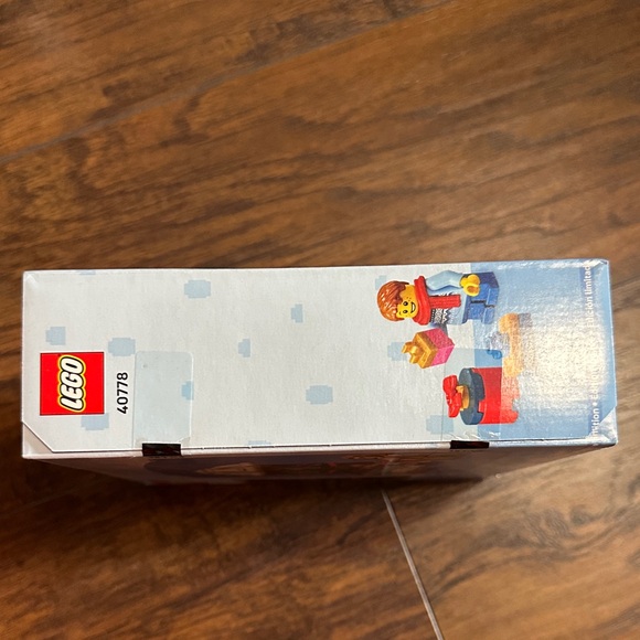 LEGO Winter Gazebo Set - Red, Green, Yellow - Picture 4 of 6